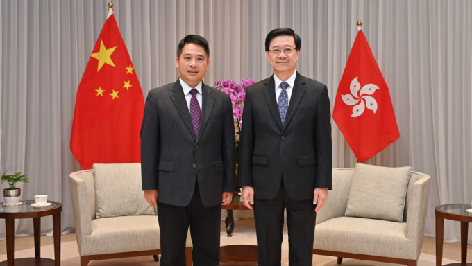 行政長官李家超（右）與珠海市市長黃志豪（左）會面。（政府新聞處）