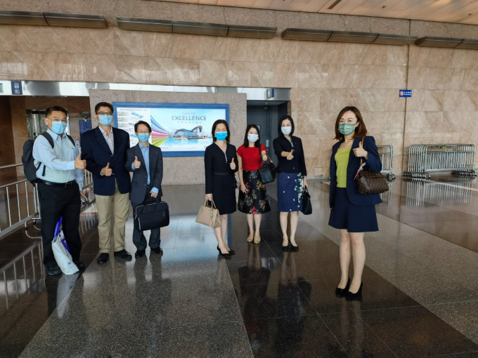 陈曼琪(右二)祝贺当选的专业派5名律师。