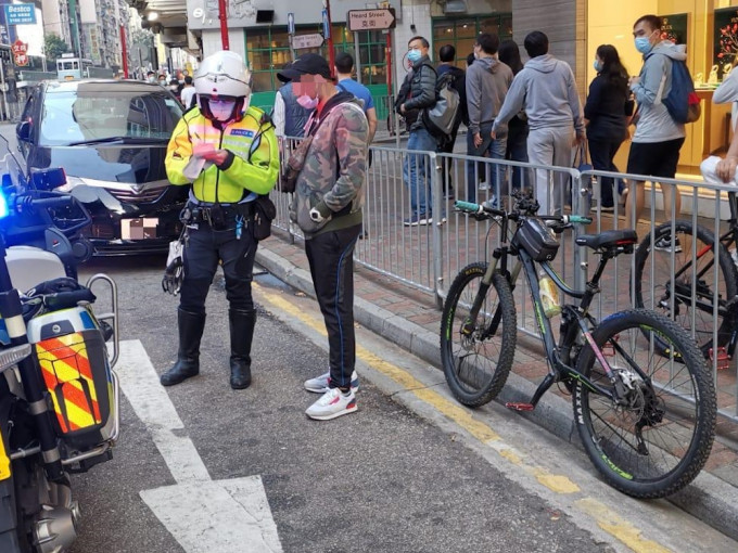 警方於港島區多個單車交通意外及違例黑點採取執法行動。警方提供