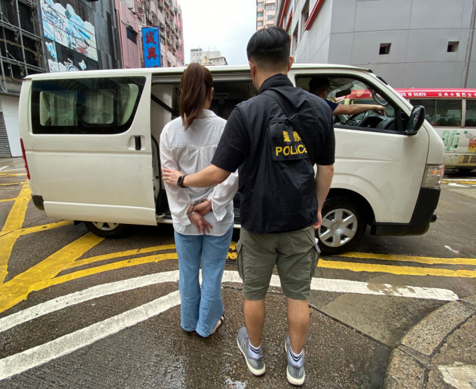 探员带走一名女子。