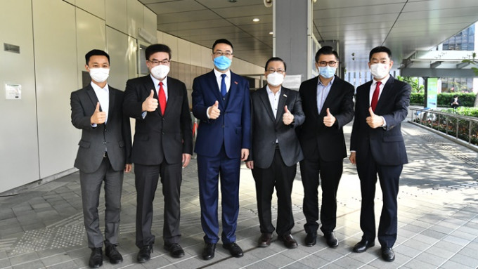 尚海龙(左三)报名参加立法会选委会界别补选。