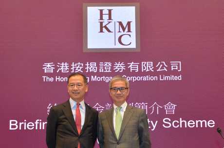 香港按揭證券公司早前推終身年金計畫，圖右為公司總裁李令翔。