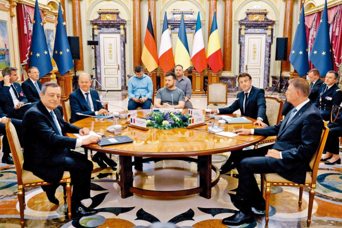 乌总统泽连斯基（中）周四在基辅马林斯基宫，会晤到访的德、法、意及罗马尼亚领袖。