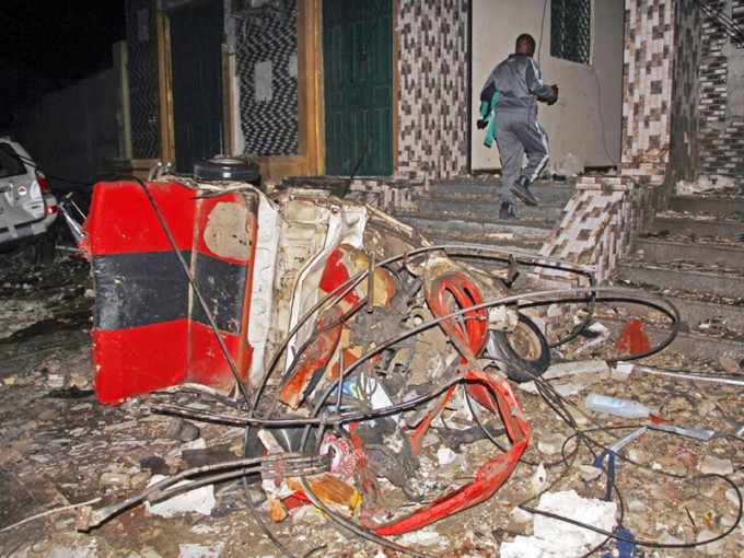 索马里一间餐厅外发生自杀式汽车炸弹袭击。AP图片