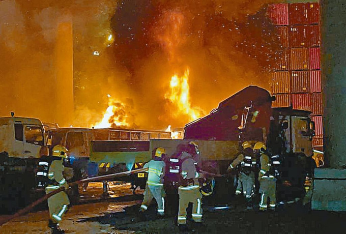 多輛重型車起火，消防員忙於撲救。