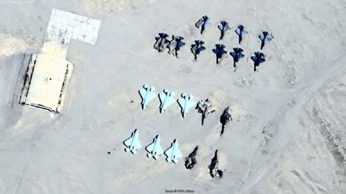 卫星图像显示，新疆的靶场出现美军的F-22与F-35隐形战机的靶机。x@clashreport