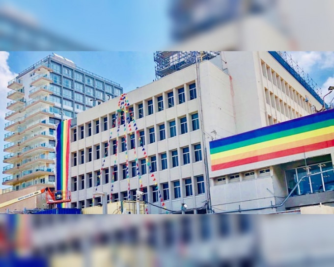 美国驻特拉维夫办公大楼髹上了彩虹颜色。Twitter