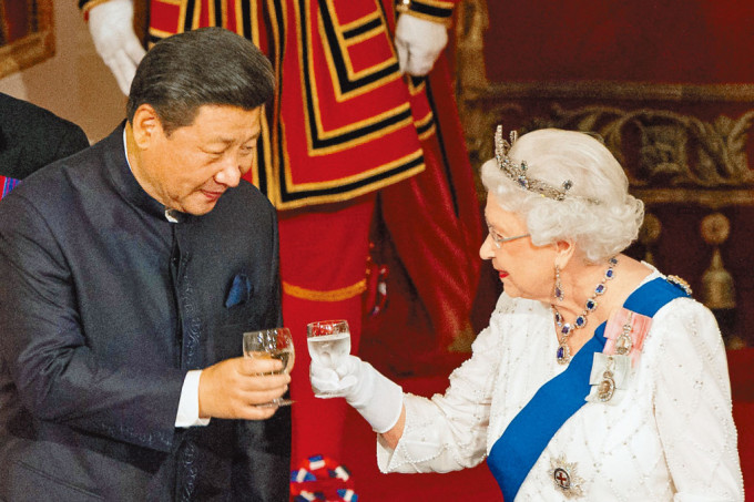 二○一五年，英女皇在白金汉宫设宴招待到访的习近平。
