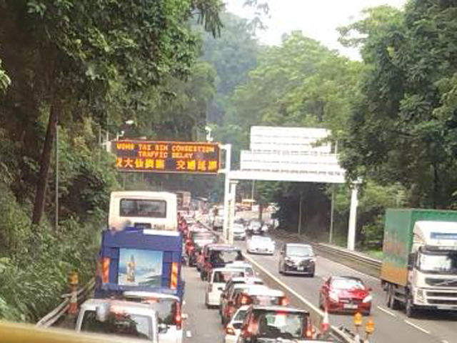 天馬苑對開發生3車相撞意外。  香港突發事故報料區FB/網民曹吉蒂圖