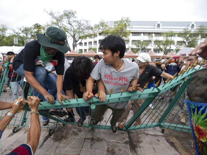 有示威者试图越过围栏进入校园。AP