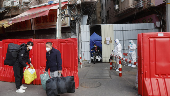 内地本土感染回落至3万宗以下 。 AP