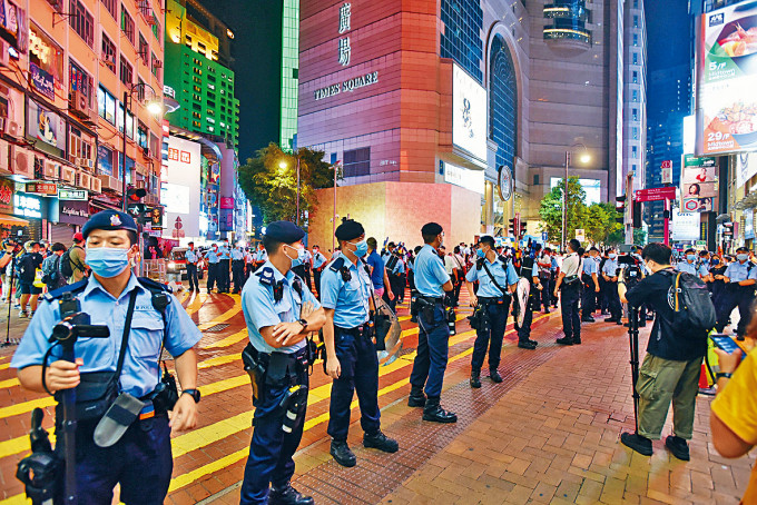 ■警方在时代广场外拉起封锁綫，要求市民勿违限聚令。