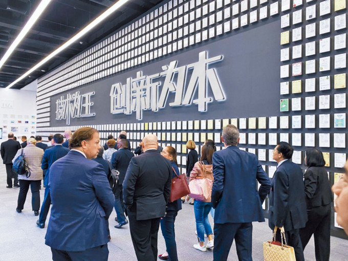 參訪團到深圳比亞迪總部，展示牆上有數以千計的專利證書。