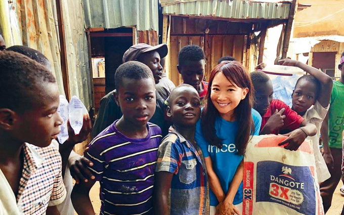 陈美龄分享多张代表联合国儿童基金会探访非洲尼日尔的照片。