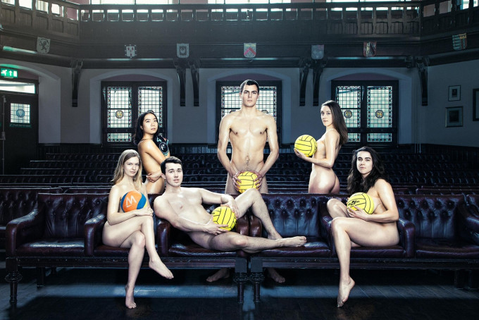 剑桥学生推出裸体月历筹款活动。网图