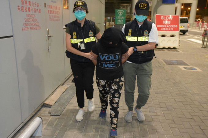 海關拘捕一名南亞女。黃文威攝