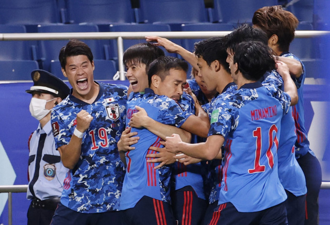 田中碧(左二)入球后与长友佑都拥抱庆祝。Reuters