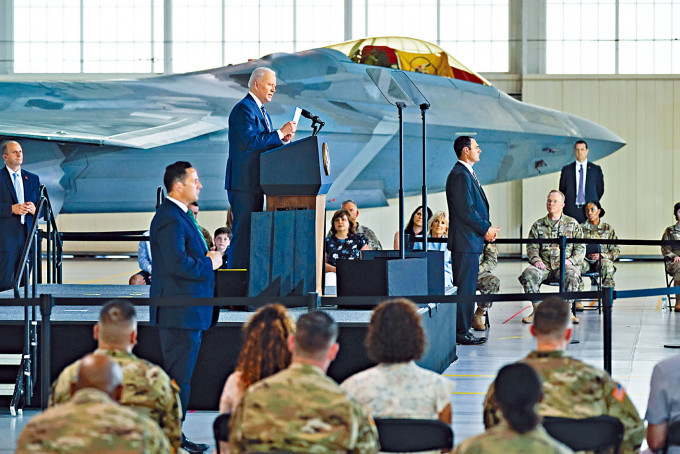 ■國殤日前夕，拜登上周五訪問維珍尼亞州漢普頓的空軍基地。