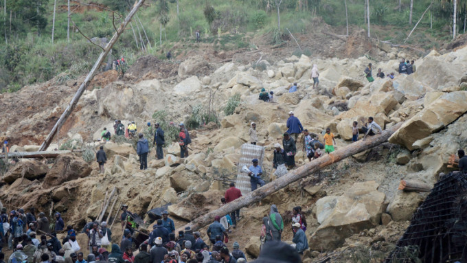 巴布亚新畿内亚发生山泥倾泻，当局称2000多人被埋。 路透社