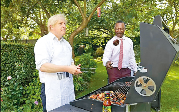 约翰逊周日在首相府花园举办烧烤活动，慰劳国民保健署的工作人员。