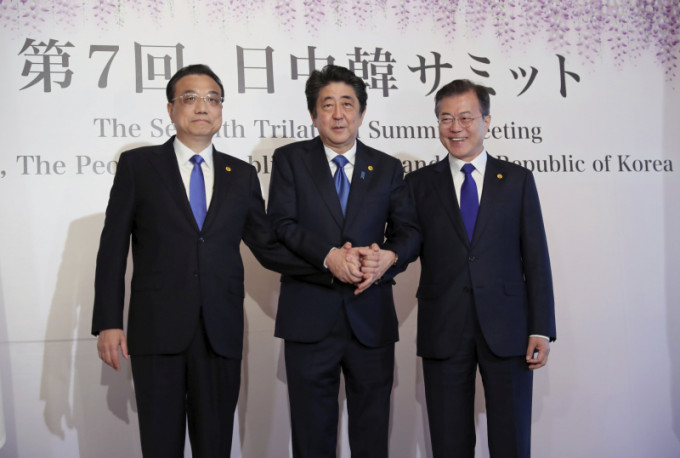 中日韩领导人会议今早在东京举行，中国总理李克强（左）、日本首相安倍晋三（中）、南韩总统文在寅（右）。AP