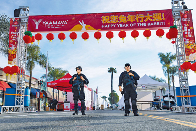 在枪击案现场附近，警员守衞一个农历新年活动场地。