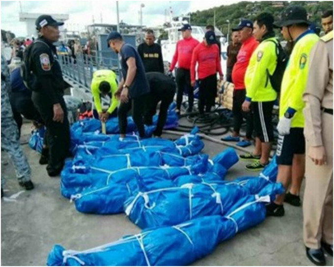 救援人員在事後打撈出多具遺體。