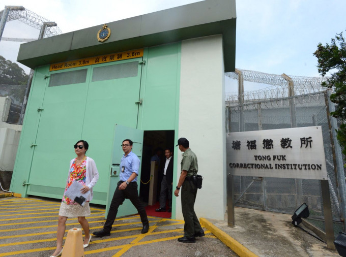 兩名在囚人士在塘福懲教所活動場內打鬥。資料圖片