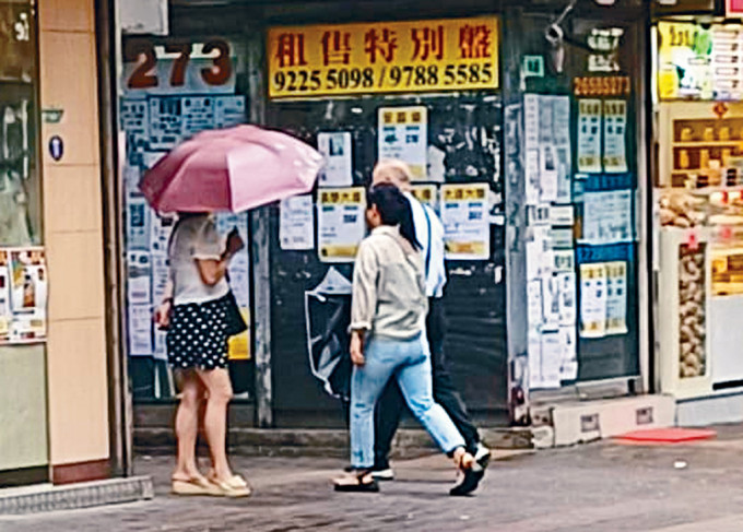 在大埔墟兜搭記者的婦人不久成功游說一名白髮老翁，兩人把臂步入後巷，旁邊打傘婦人亦是「北嫂」。