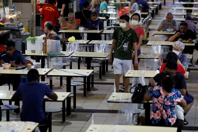 新加坡疫情持续，民众用餐时都依循社交距离。REUTERS图片