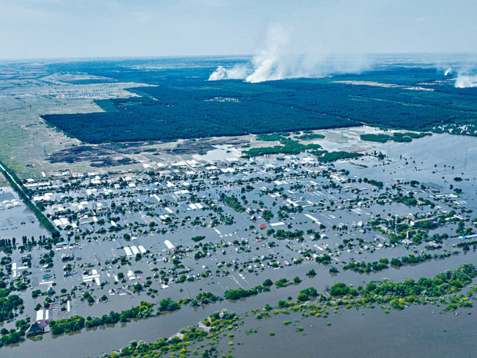 乌克兰南部水坝崩塌后，附近一条村庄被洪水淹没。