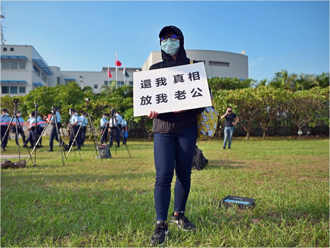 12名港人部份家屬到飛行服務隊總部抗議，要求公開當日飛行記錄。李睿哲攝