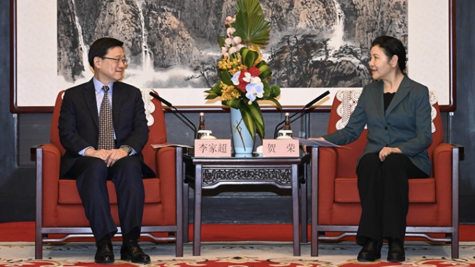 特首李家超在离京前与国家司法部部长贺荣（右）会面。政府新闻处图片