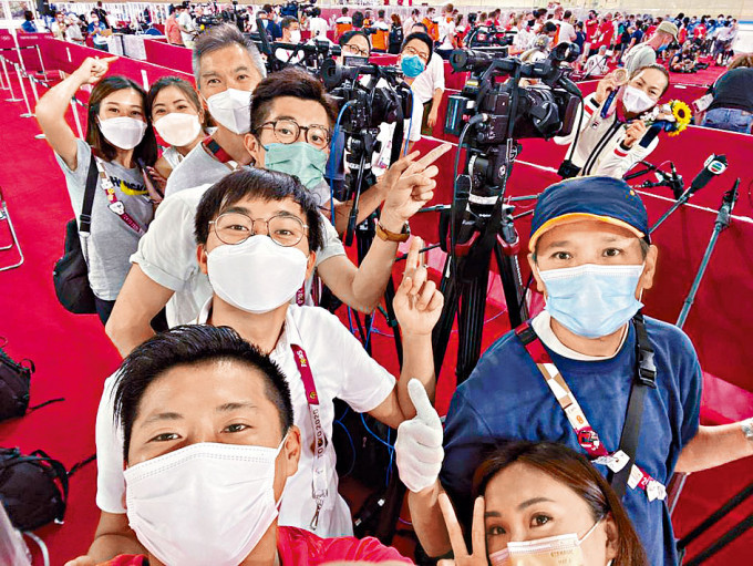 香港傳媒在李慧詩賽後齊齊合照。