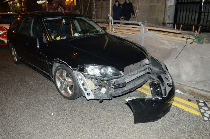 被撞的黑色私家车车身及倒后镜损毁，泵把甩脱。
