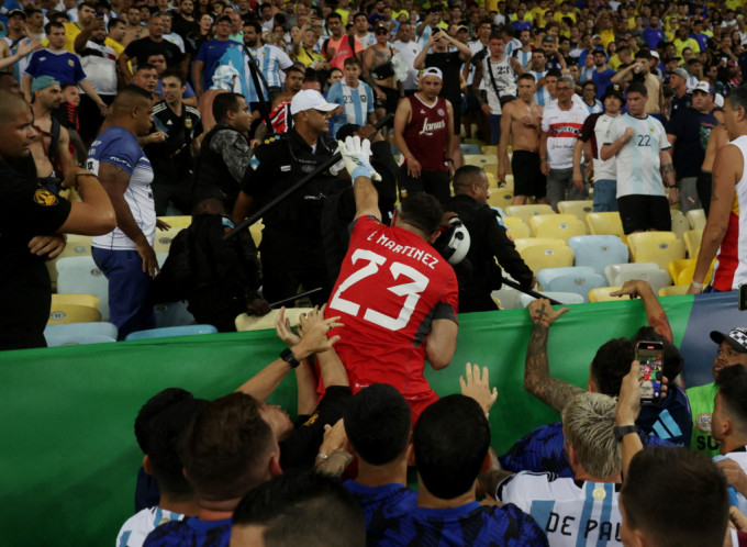 阿根廷門將達米安馬天尼斯更不忍巴西警方追打阿根廷球迷，企圖衝上看台上阻止。路透社