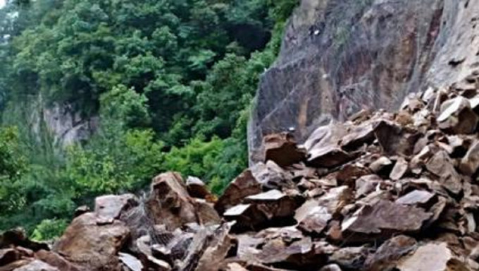 湖北宜昌發生山體岩石崩塌，一客貨VAN被擊中，致7人死亡。示意圖