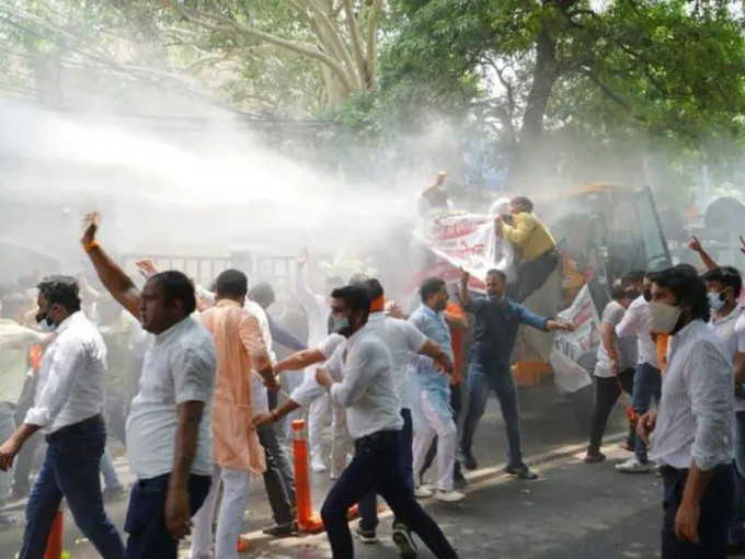 印度民眾抗議缺水遭警察用水槍驅逐。