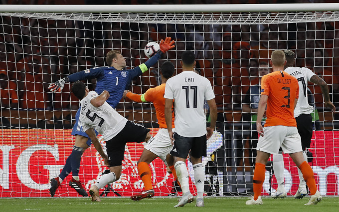 效力英超利物浦的荷兰队长云迪积克先开记录，荷兰半场领先1:0。AP