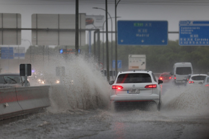 西班牙受到特大豪雨與風暴侵襲，廣泛地區出現水浸。路透社