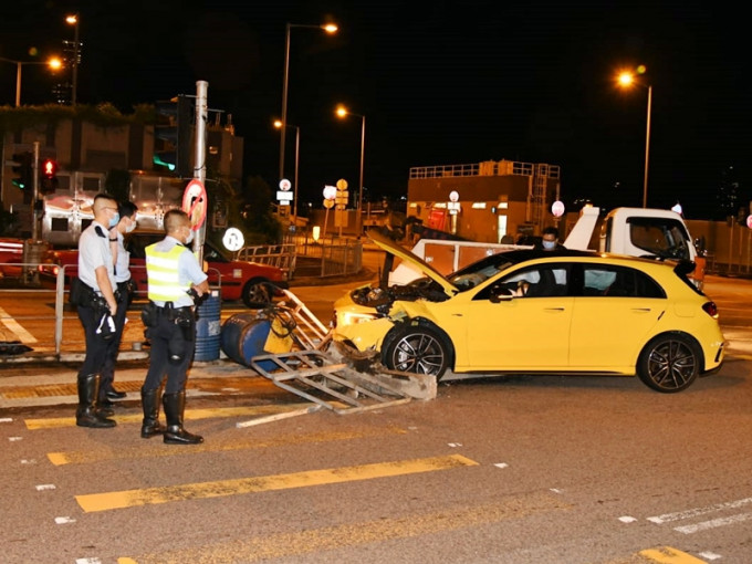 一輛平治私家車疑失控剷上行人過路處。