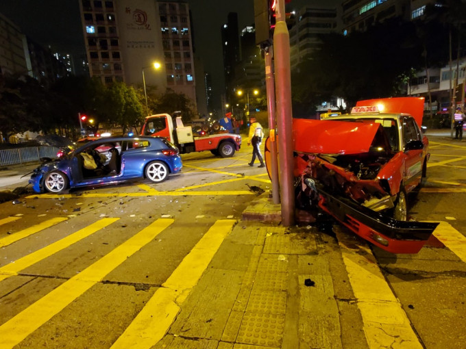 大埔道凌晨發生的士與私家車相撞意外。