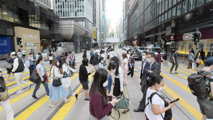 网民大呻在香港生活愈来愈辛苦。资料图片
