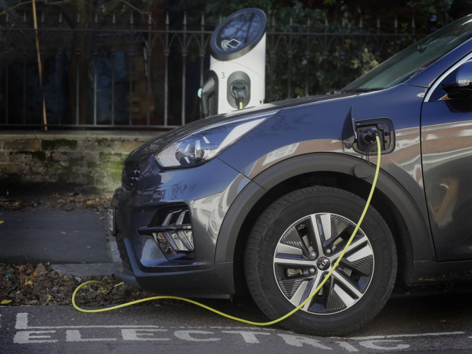 英国推动以电动车取代燃油车。AP资料图片