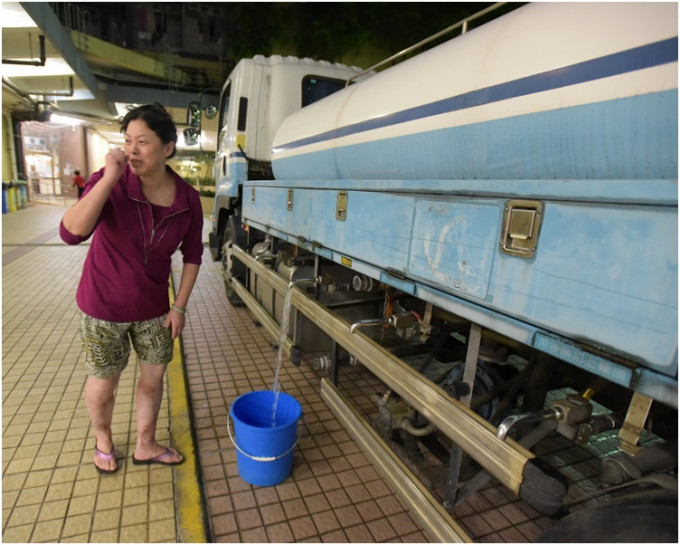水務署在葵涌邨等多個地點擺放水車供市民取水使用。