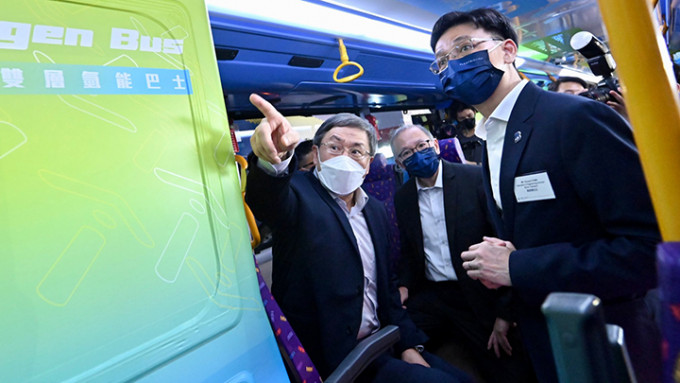 政務司副司長卓永興(左一)今日出席了匯達交通的活動，見證香港第一部雙層氫能巴士「落地」。卓永興FB圖片