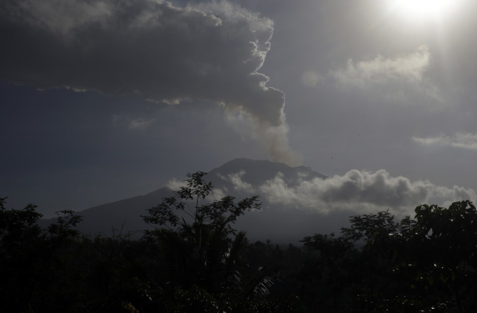 阿贡火山晚再度爆发，喷出的火山灰高达2500米。AP