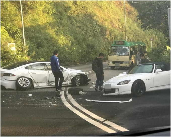兩車車頭損毀泵把及車轆飛脫。圖：網民Yuko WingYan Chan‎香港突發事故報料區