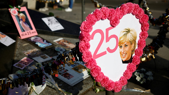 戴妃逝世25周年，民眾聚集巴黎當年車禍地點悼念。路透圖