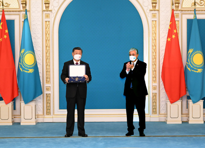 习近平接受哈萨克斯坦总统托卡耶夫授予「金鹰」勋章。新华社